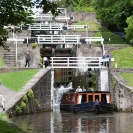 Wide beam boat leaving Bingley 5 Rise