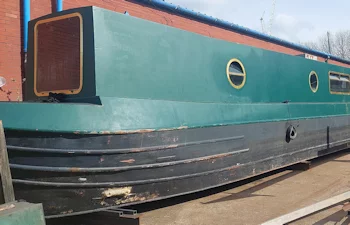 Your narrowboat sinks! Will insurance cover it? 9 a boat on the dock